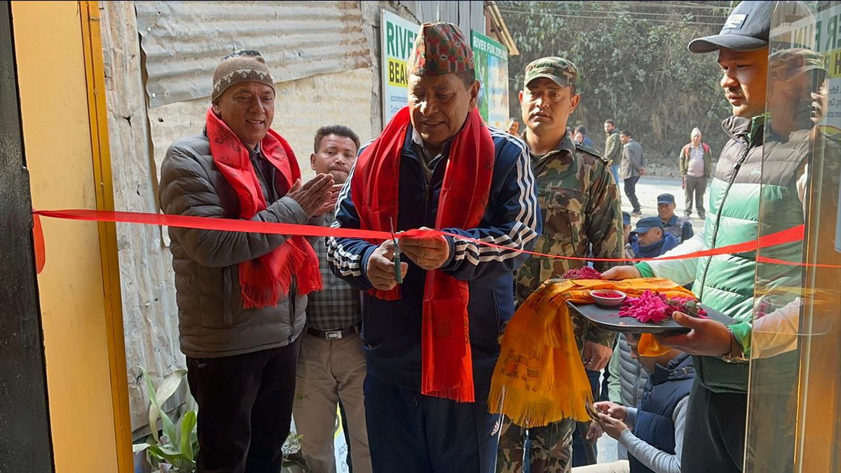  उपप्रधानमन्त्रीले उद्घाटन गरे कुरिनटारको जिपलाइन
