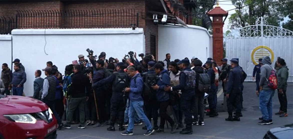 बालुवाटार भित्र जेन–जीसहित त्रिपक्षीय बैठक, बाहिर नाराबाजी