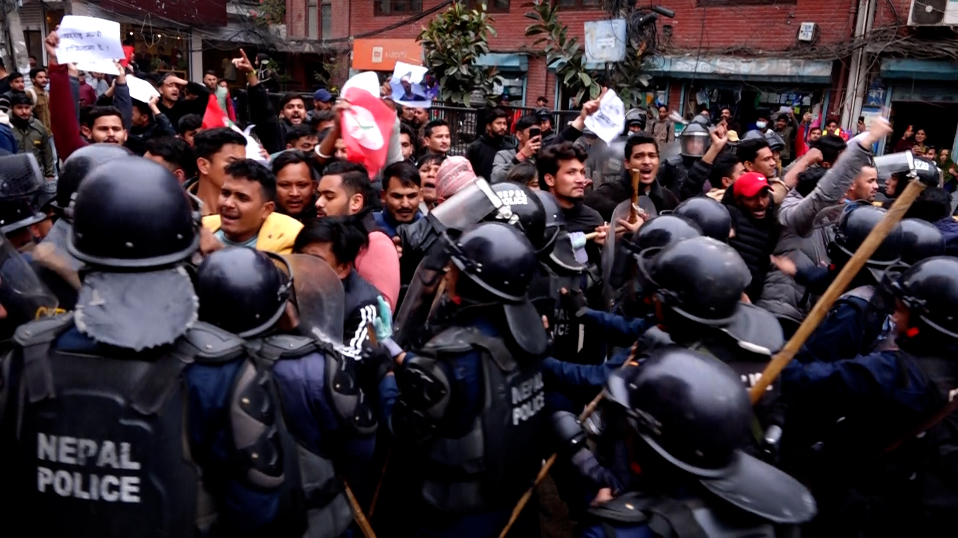 नेविसंघ र प्रहरीबीच झडप