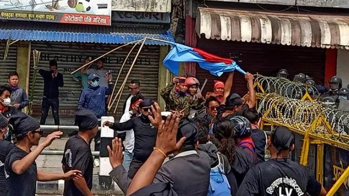 विराटनगरमा झडप भएपछि प्रहरीले हान्यो अश्रुग्यास