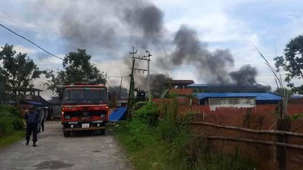 झापा कारागारमा कैदीबन्दीबीच झडप र आगजनी (भिडियाेसहित)