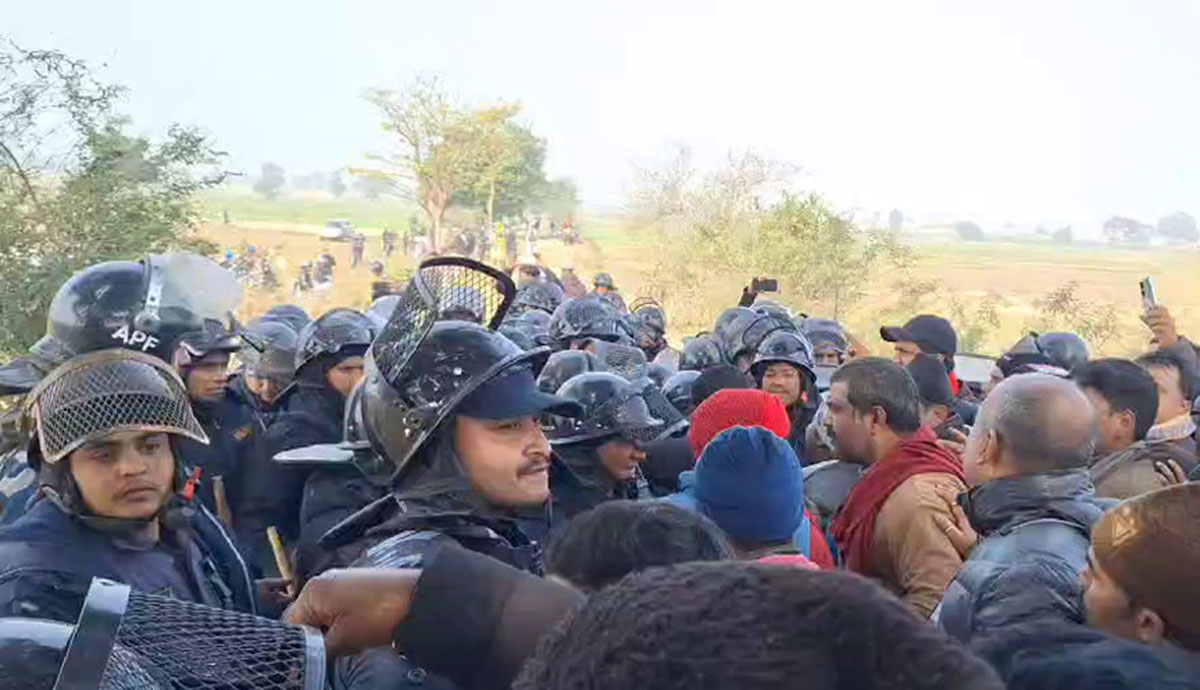 राजविराजमा जनमतका कार्यकर्ता र प्रहरीबीच झडप, मन्त्री यादव र सांसद सिंह घाइते