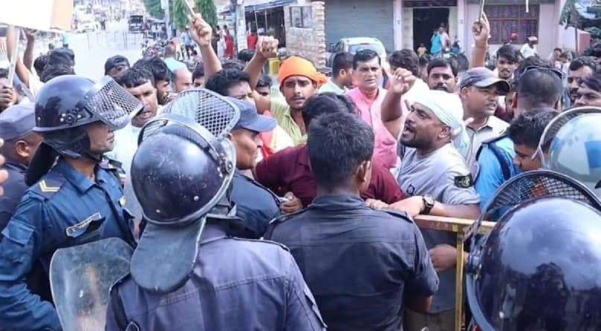 जनकपुरमा विद्यार्थी र सुरक्षाकर्मीबीच धकेलाधकेल 