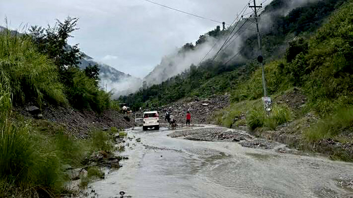 पहिरोले अरनिको राजमार्ग अवरुद्ध