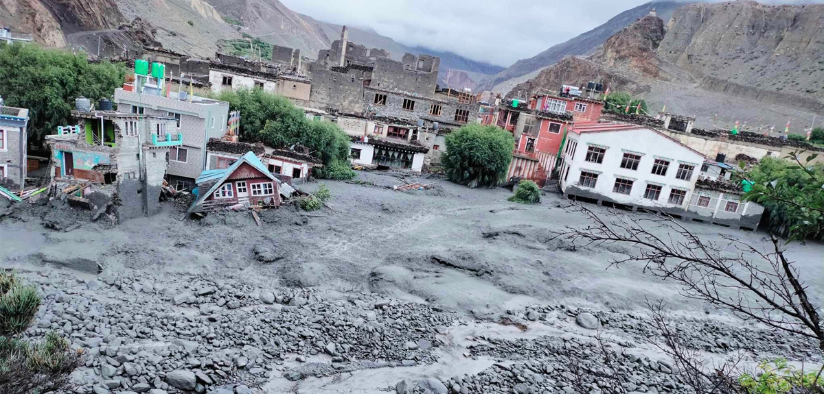 कागबेनी २९ घर पूर्णरूपमा ध्वस्त, सडक अवरुद्ध हुँदा माथिल्लो मुस्ताङ चल्ने यातायात ठप्प