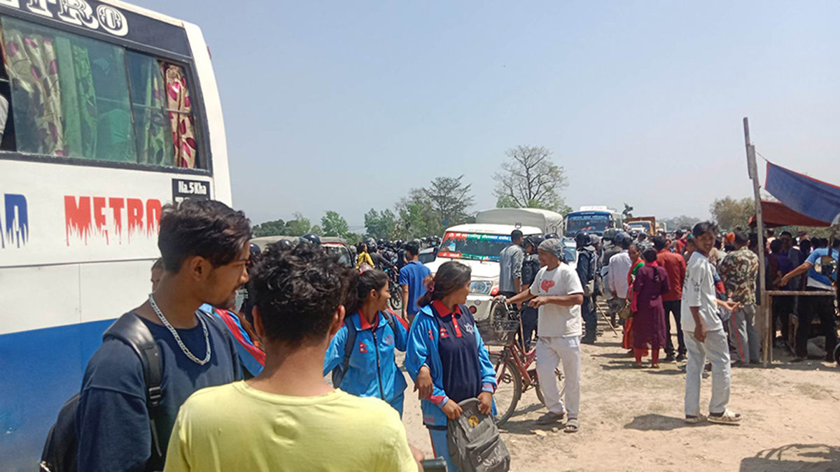 अस्पतालमा सुत्केरी आमा र शिशुको मृत्यु भएपछि कैलालीमा राजमार्ग अबरुद्ध