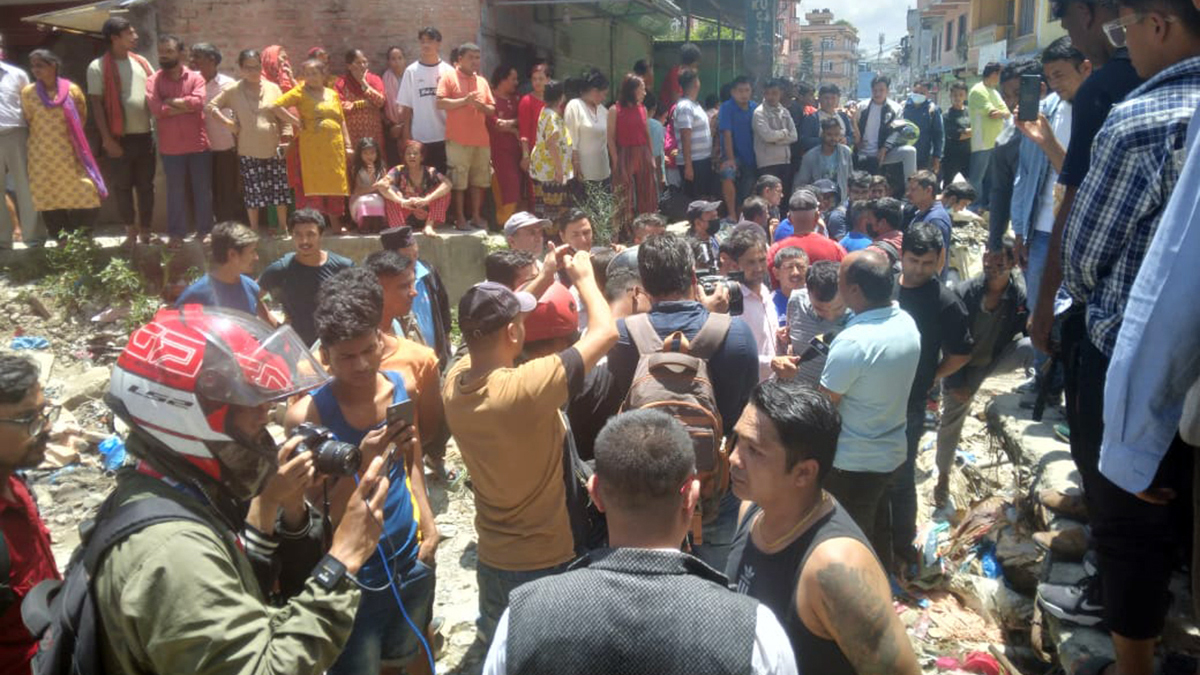 कपनमा बालेनको डोजर, स्थानीयको विरोध