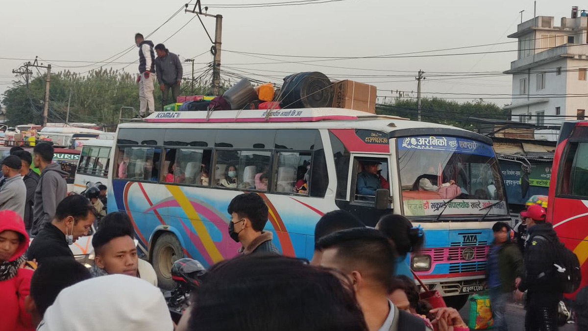 दशैंमा काठमाडौं छाडेर घर जानेको कोटेश्वरमा भीड (फोटो फिचर)
