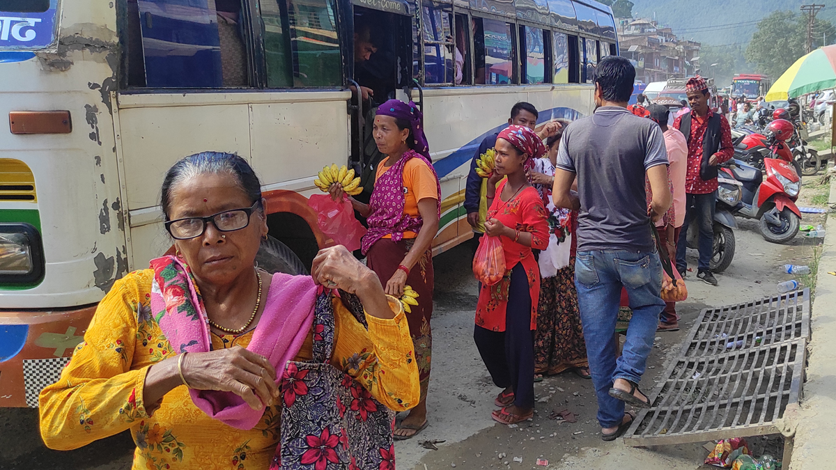 हातमा बोकेको सामानबाट दैनिक खर्चको जोहो