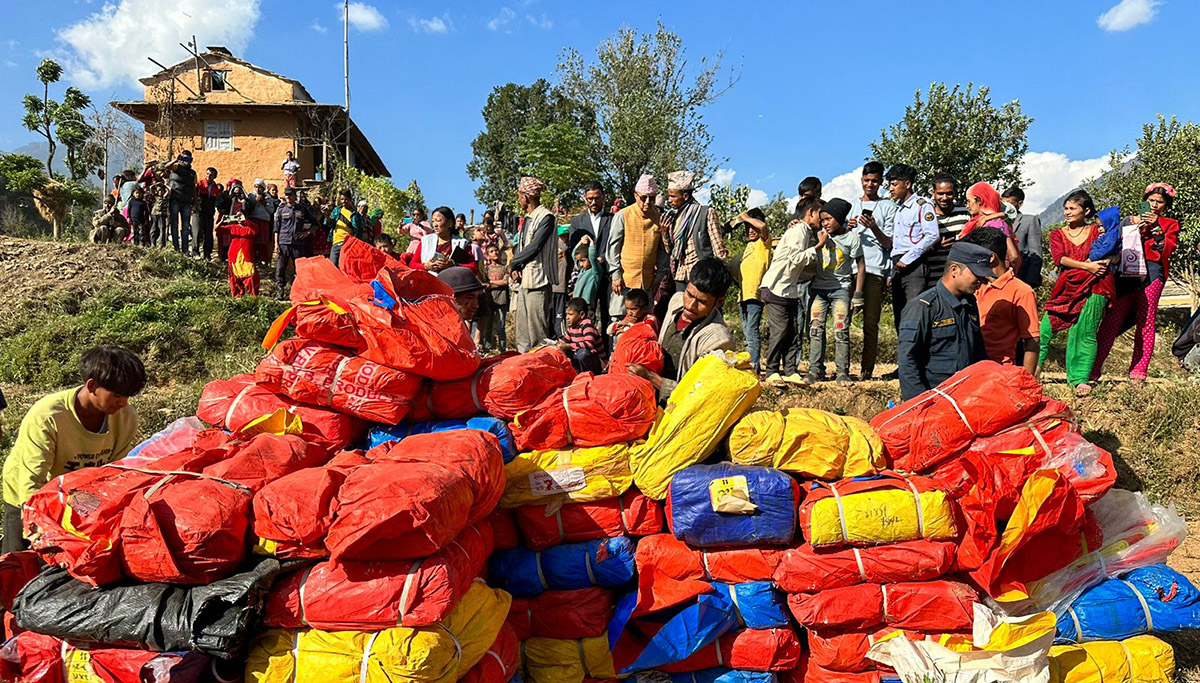 राहत लिएर भूकम्प प्रभावित गाउँ पुगे उपप्रधानमन्त्री खड्का