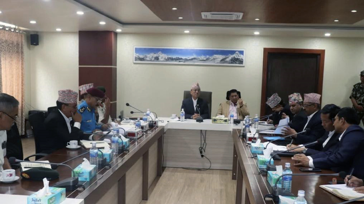 अवरुद्ध राजमार्ग तत्काल सञ्चालन गर्ने व्यवस्था मिलाउन कार्यवाहक प्रधानमन्त्री खड्काको निर्देशन