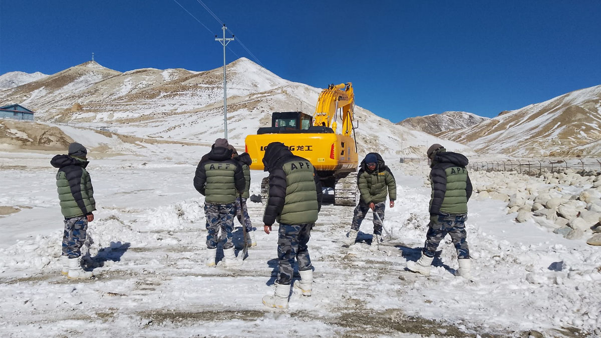 हिमपातले अवरुद्ध कोरला सडकको हिउँ पन्छ्याइँदै