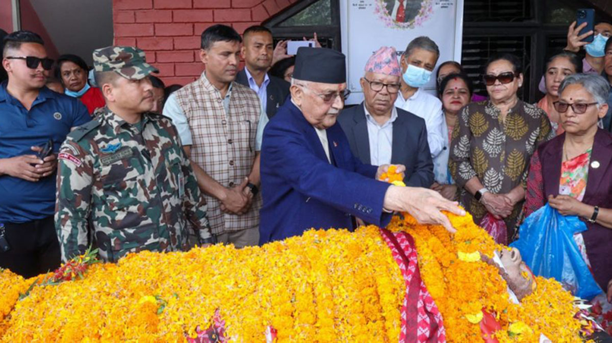 समाजवादीको कार्यालय पुगेर प्रधानमन्त्री ओलीले दिए कोइरालाप्रति श्रद्धाञ्जली 