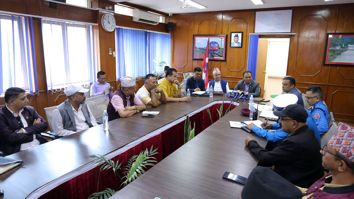 मुख्य सडक अवरुद्ध भएपछि यातायात मन्त्रालयमा आकस्मिक बैठक
