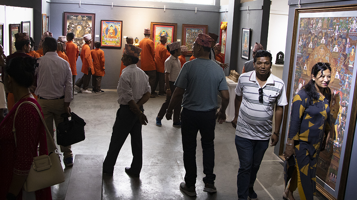 राष्ट्रिय ललितकला प्रदर्शनीमा अवलोकनकर्ताको भिड