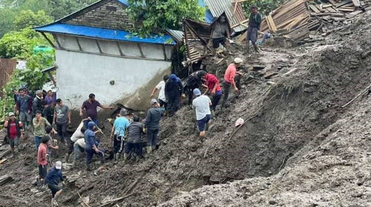 पहिरोमा पुरिएर एकै परिवारका तीनजनाको मृत्यु