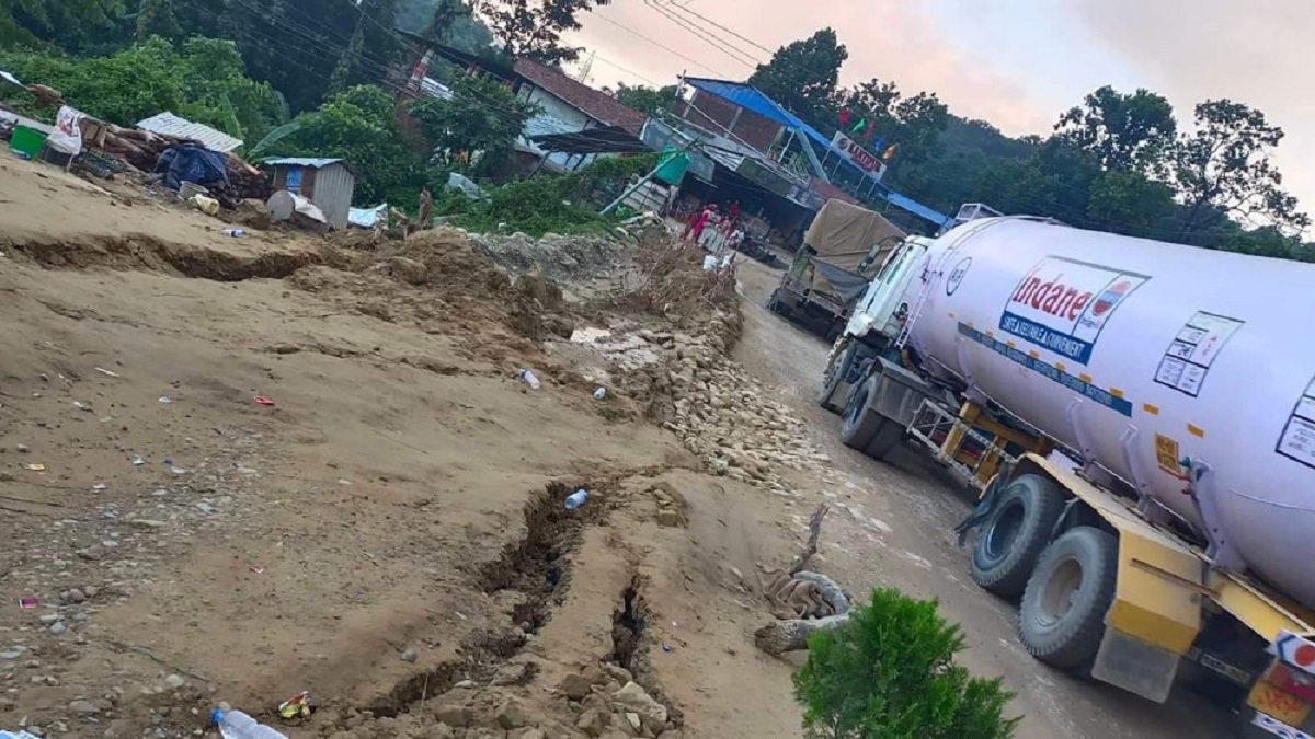 पहिरोले दाउन्नेमा चार घर विस्थापित, पूर्व–पश्चिम राजमार्ग एकतर्फी सञ्चालनमा
