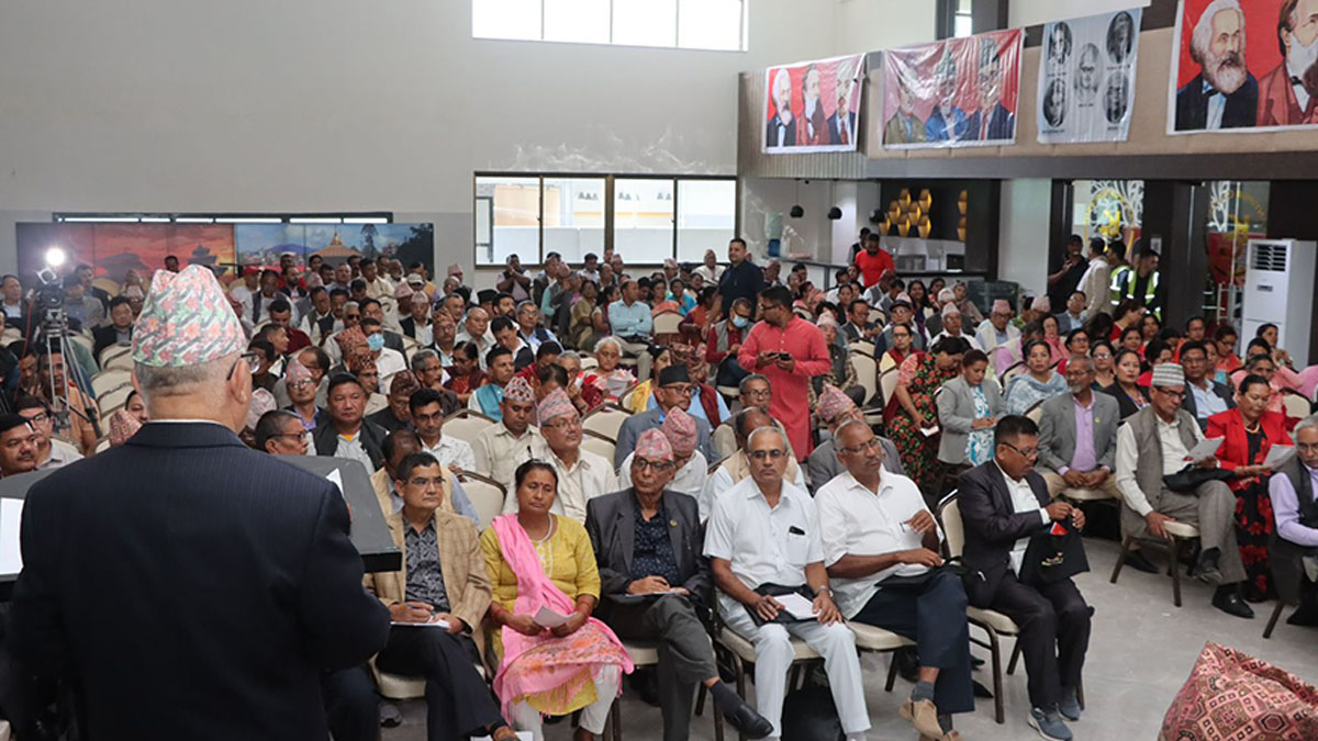 केन्द्रीय समिति बैठकमा माधवन नेपालले भने- तत्काल गठबन्धन बदलिने र बाहिरने अवस्था छैन