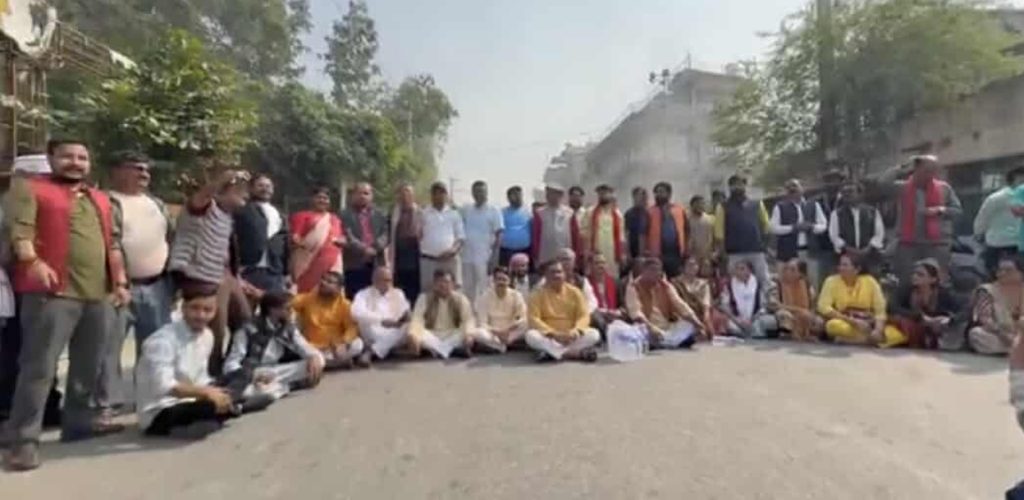 ७ दलका सांसदहरु मधेश प्रदेशसभा भवन अगाडि धर्नामा