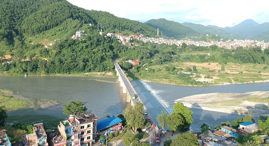 मादी नदीमा तटबन्धन निर्माण गरिँदै