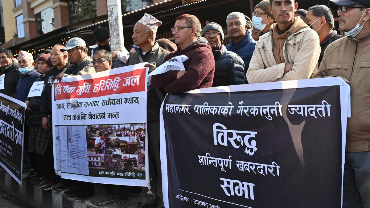 डोजर आतंक चलाएको भन्दै काठमाडौं महानगरविरूद्ध प्रदर्शन