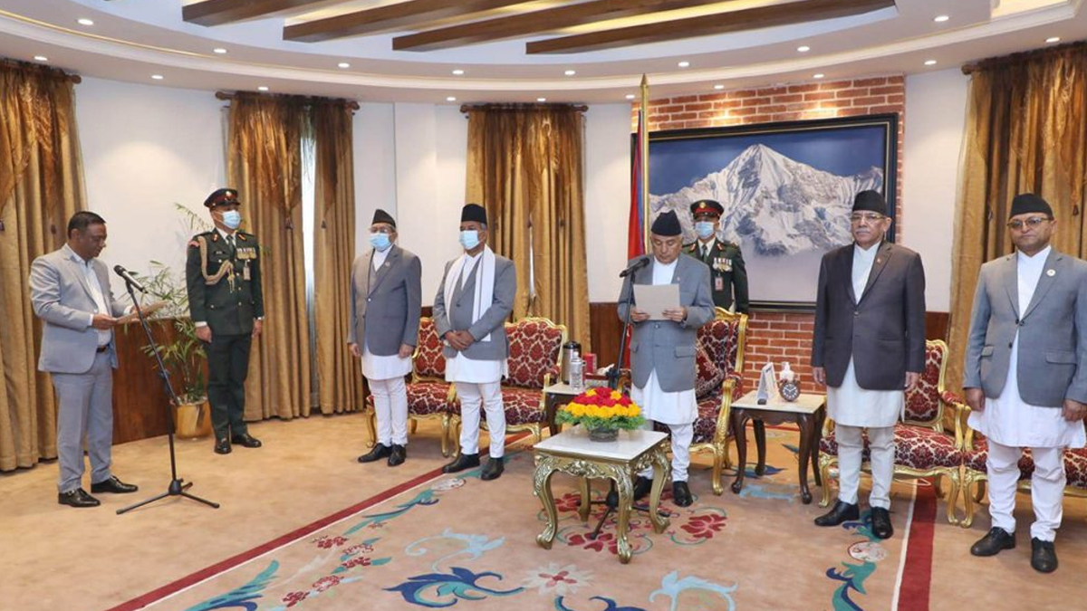 नवनियुक्त मन्त्री र राज्यमन्त्रीले लिए शपथ