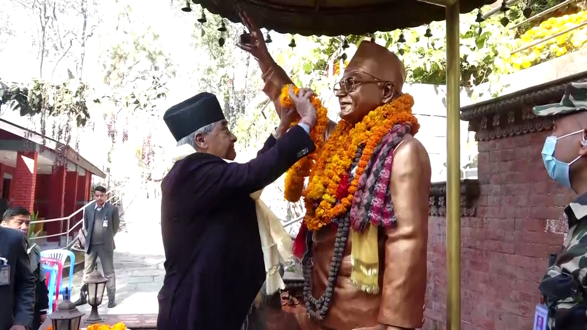 प्रधानमन्त्रीद्वारा कांग्रेस संस्थापक कृष्णप्रसाद भट्टराईको शालिकमा माल्यार्पण