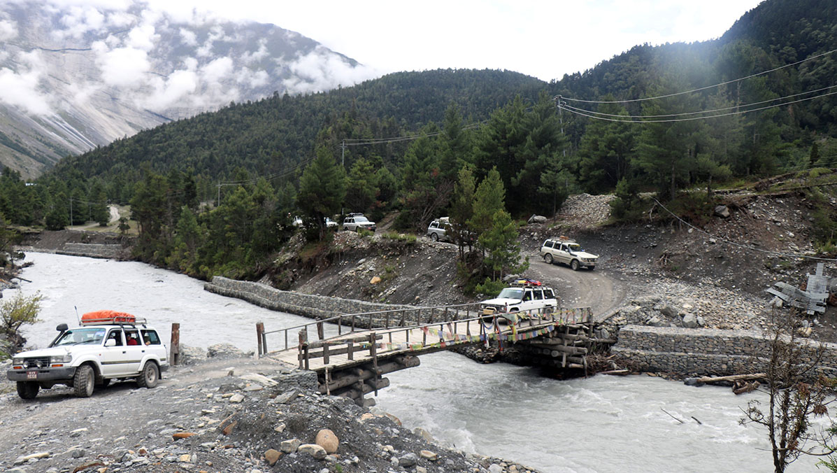 मनाङकाे ङिस्याङमा काठेपुल पार गर्दै सवारीसाधन