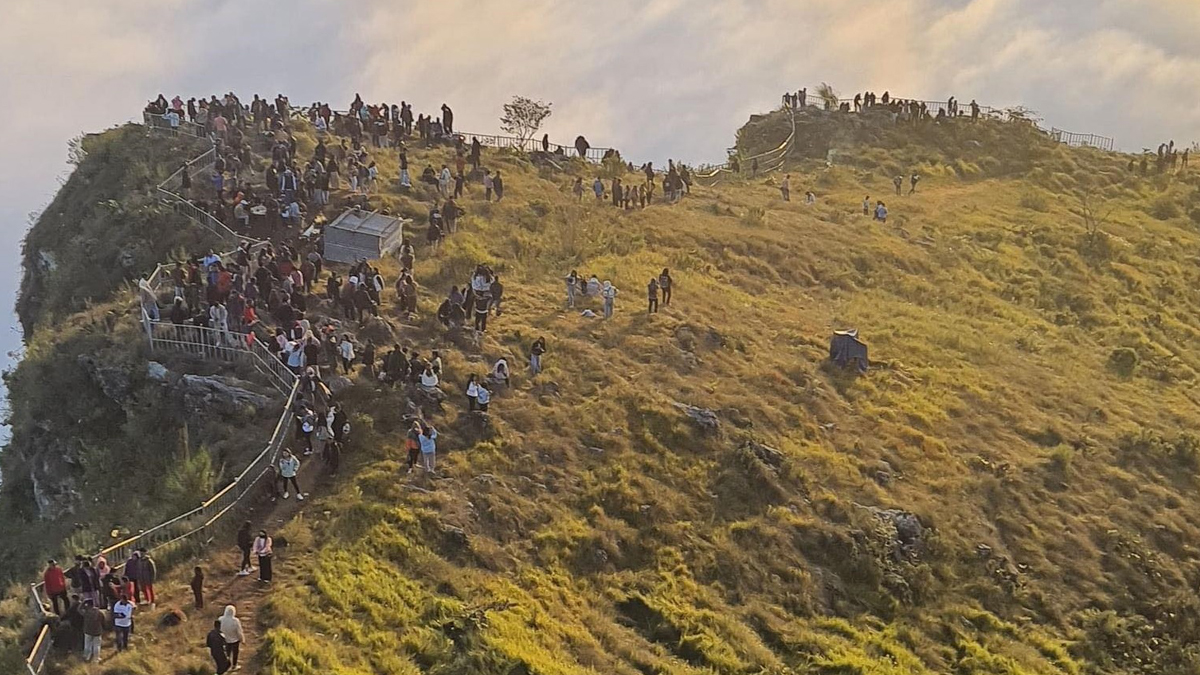 सूर्योदयको आनन्द लिन एकैदिन पुगे ५ हजार वढी पर्यटक पुगे मानुङकोट 