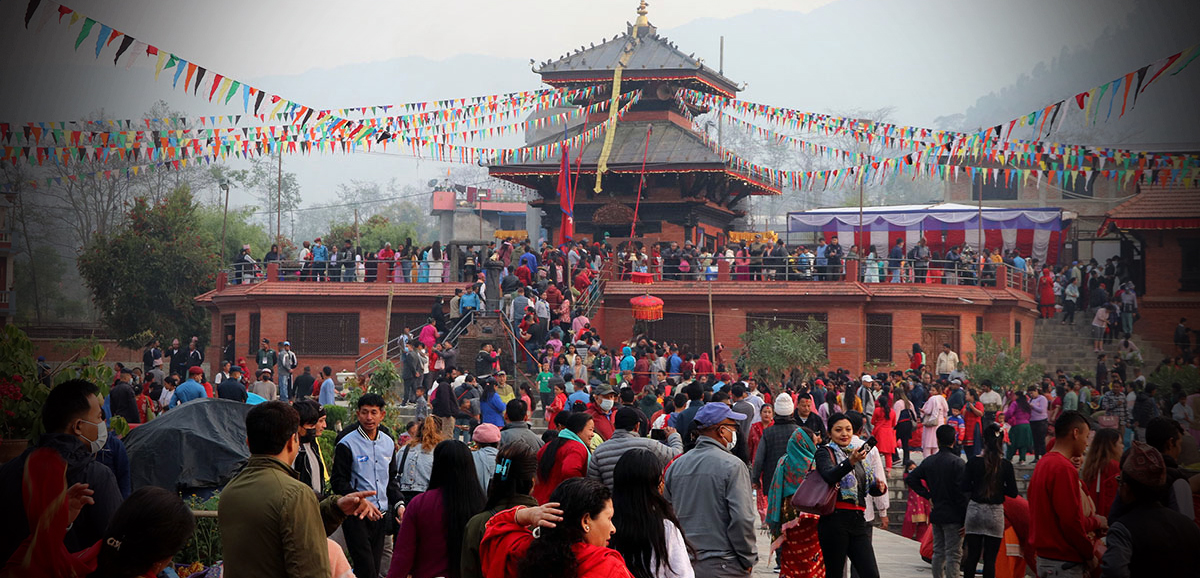 नयाँ वर्ष : मठमन्दिरमा भक्तजनको भिड [तस्बिरहरू]