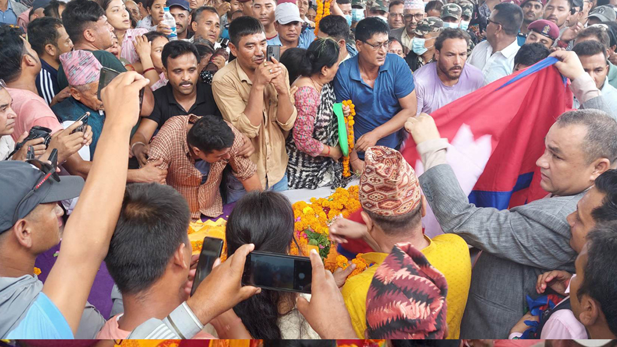 दिवंगत मन्त्री सिंहको पार्थिव शरिरलाई अन्तिम श्रद्धाञ्जलीपछि बझाङ लगिने 