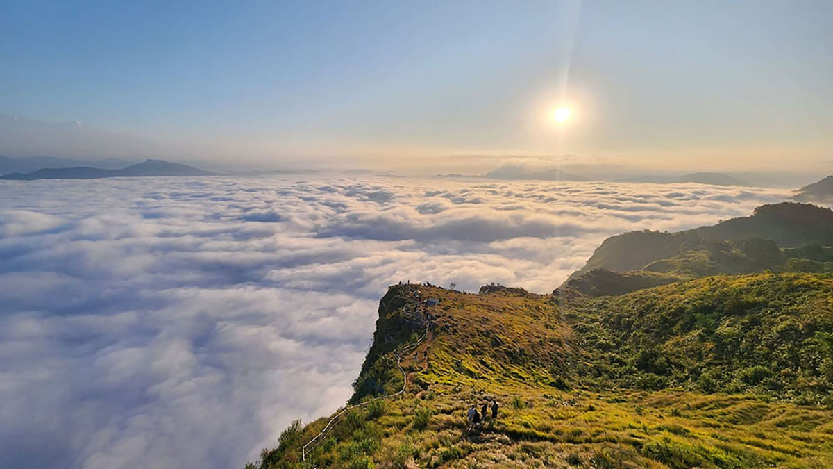 दसैँ सुरु भएसँगै मानुङकोटमा पर्यटकको चहलपहल