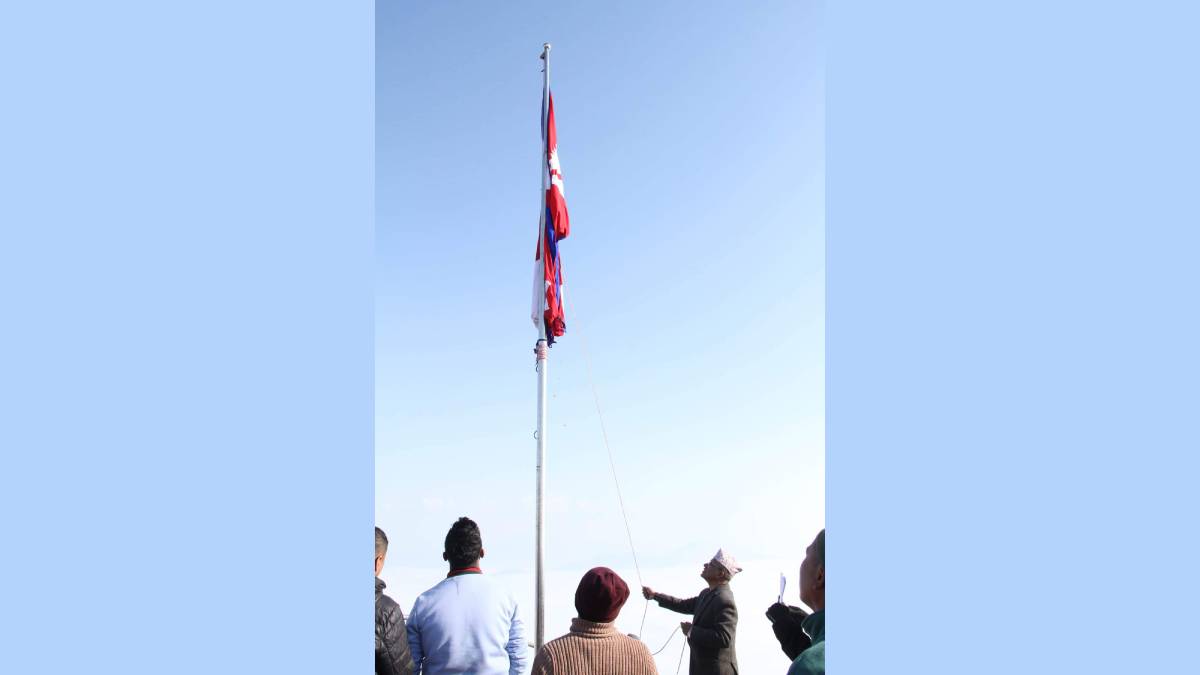 मानुङकोटमा दश फिट अग्लो नेपालको झण्डा