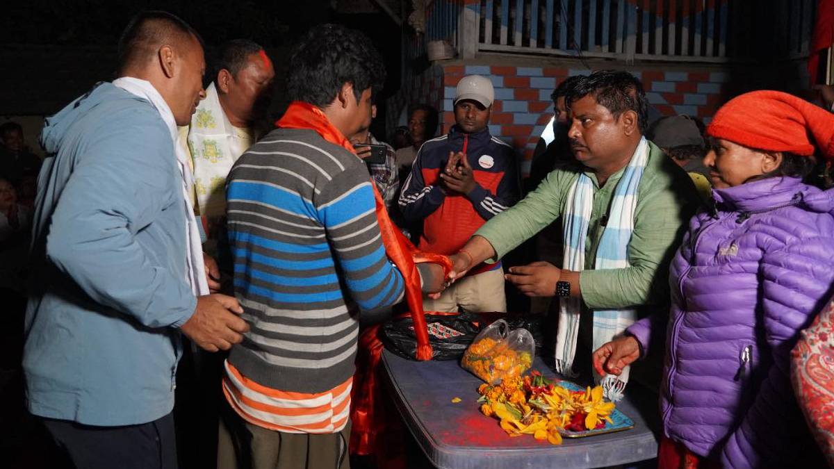 सर्लाही ३ का दुई सय एमालेका कार्यकर्ता माओवादीमा प्रवेश