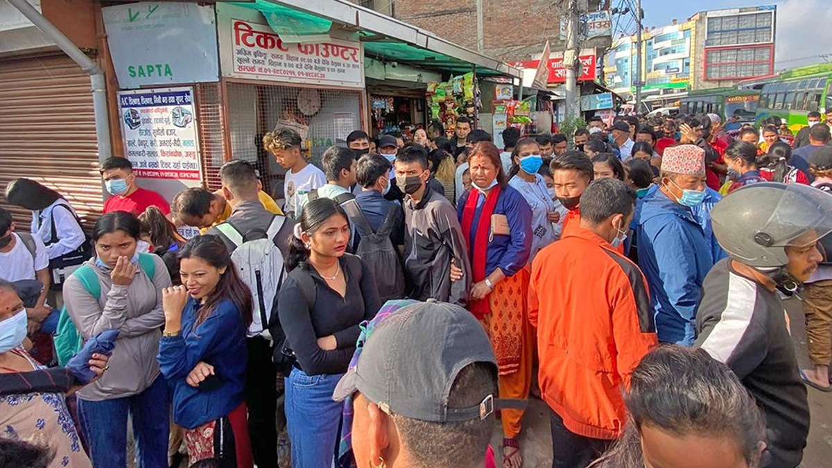 धादिङ जान लागेका यात्रु पाँच घन्टादेखि माछापोखरीमा अलपत्र, यातायात खुलाउने तयारी