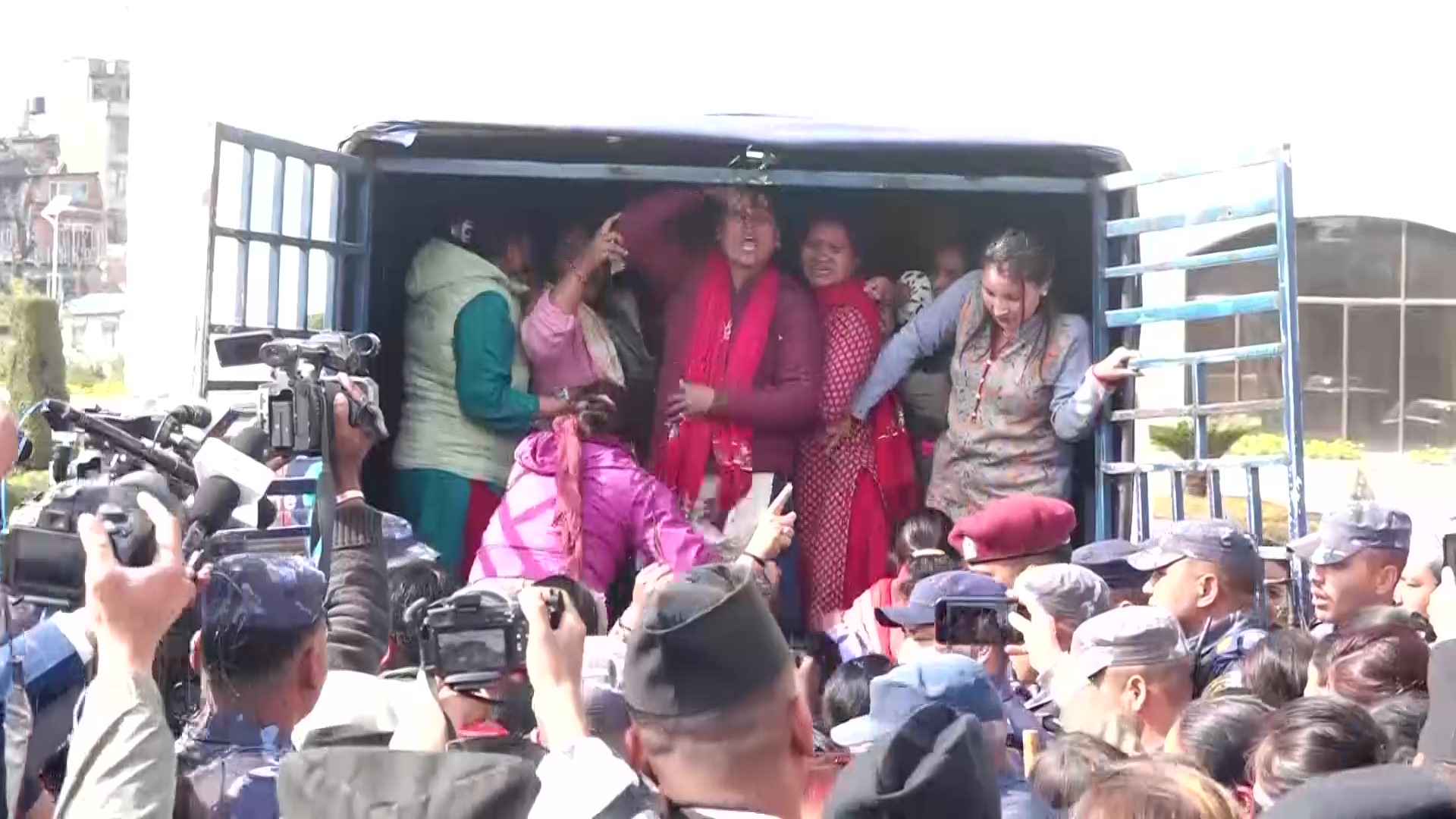 निषेधित क्षेत्र तोड्ने ४९ जनालाई प्रहरीले नियन्त्रणमा लियाे