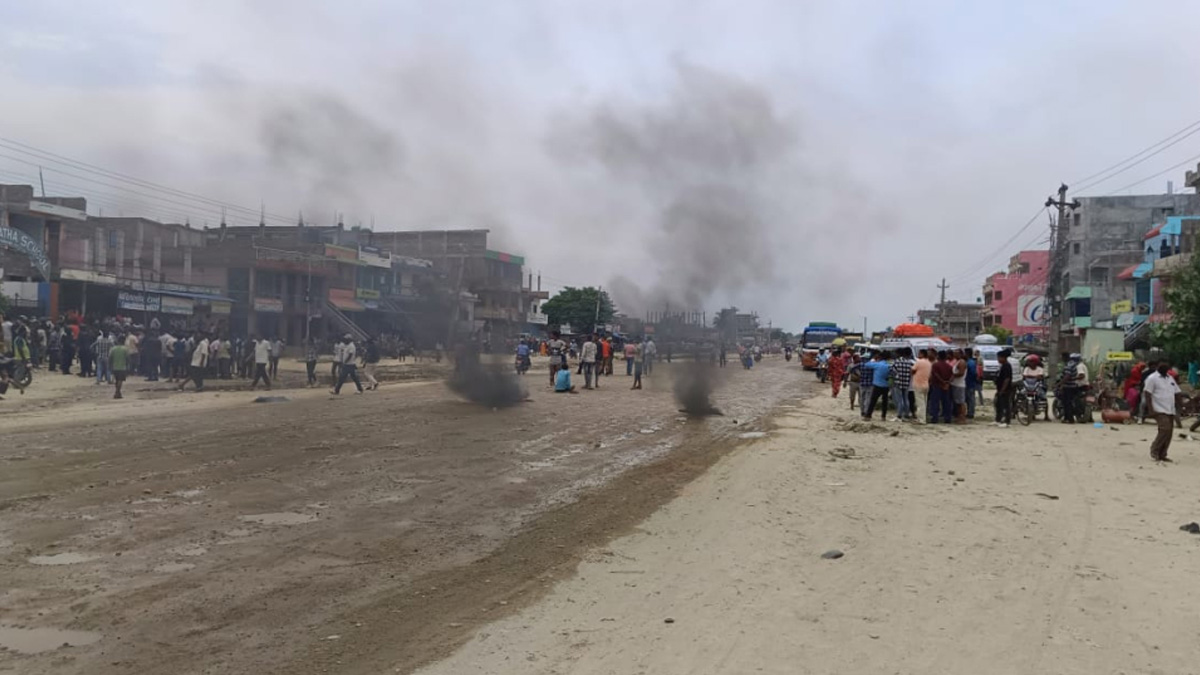 नगरप्रमुखको विरोधमा मिर्चैयामा प्रदर्शन, राजमार्ग अवरुद्ध
