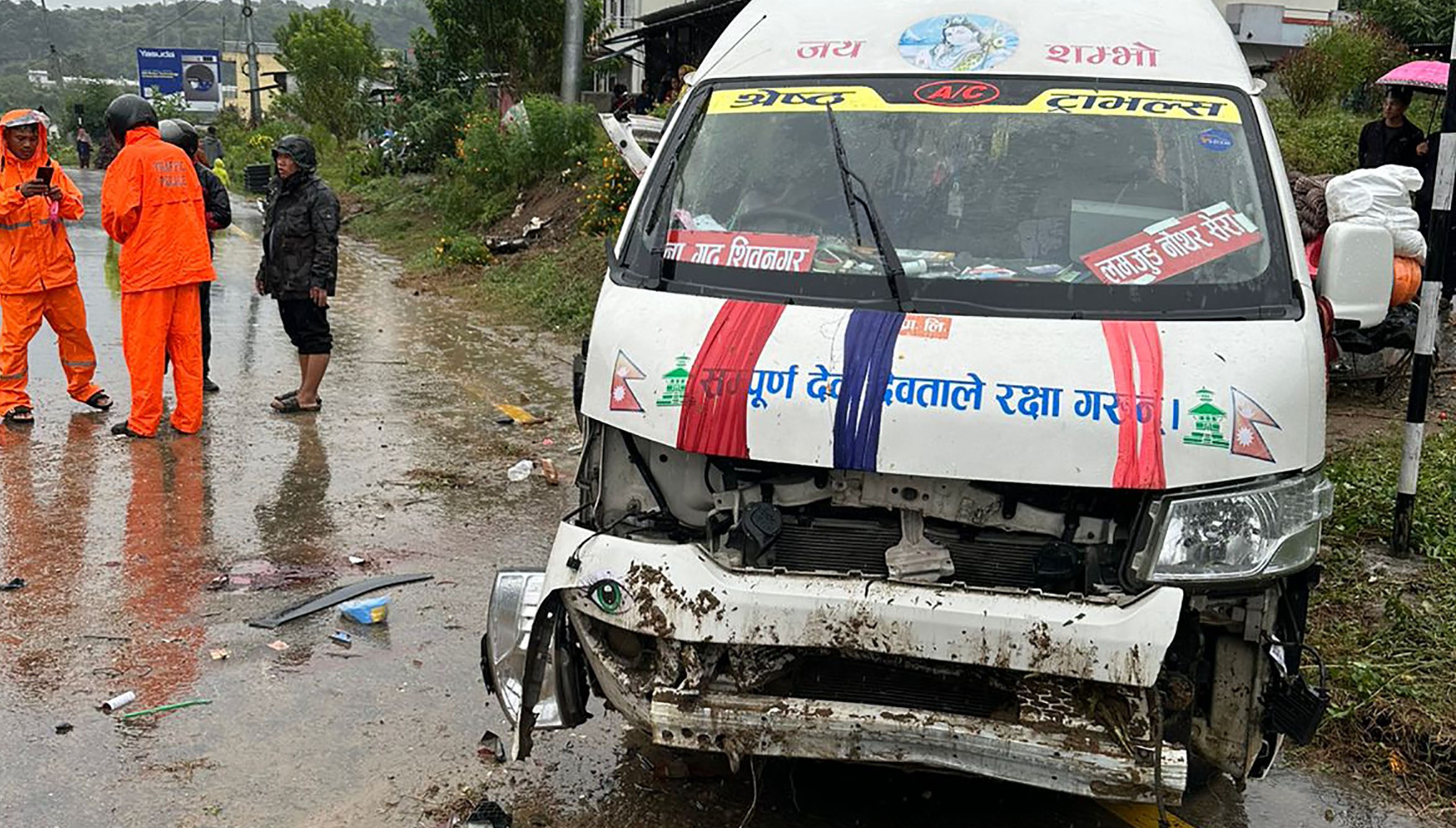माइक्रो बस दुर्घटनामा एक जनाको मृत्यु, १३ जना घाइते