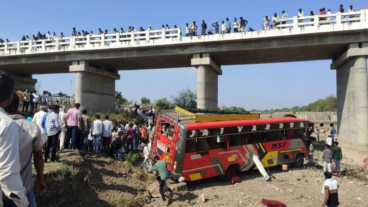 भारतको खरगोनमा पुलबाट बस खस्दा १५ जनाको मृत्यु, २५ घाइते