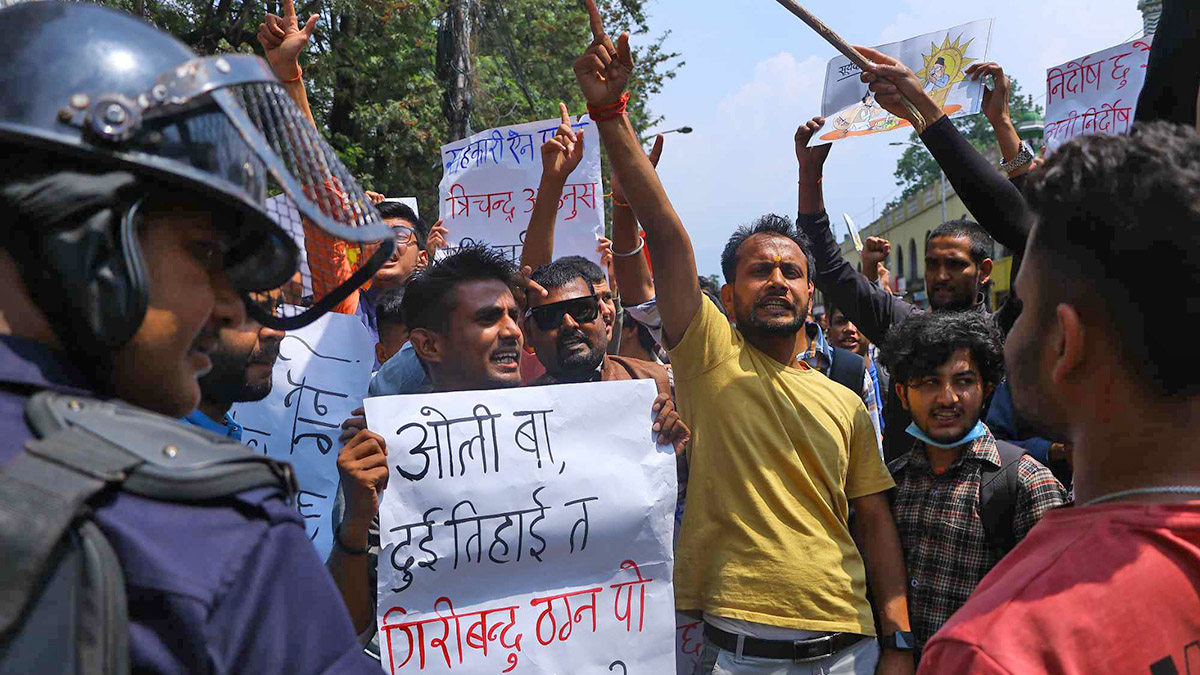 सहकारी ठगी र गिरीबन्धु टी–स्टेटमा कारबाहीको माग गर्दै नेविसंघको प्रदर्शन