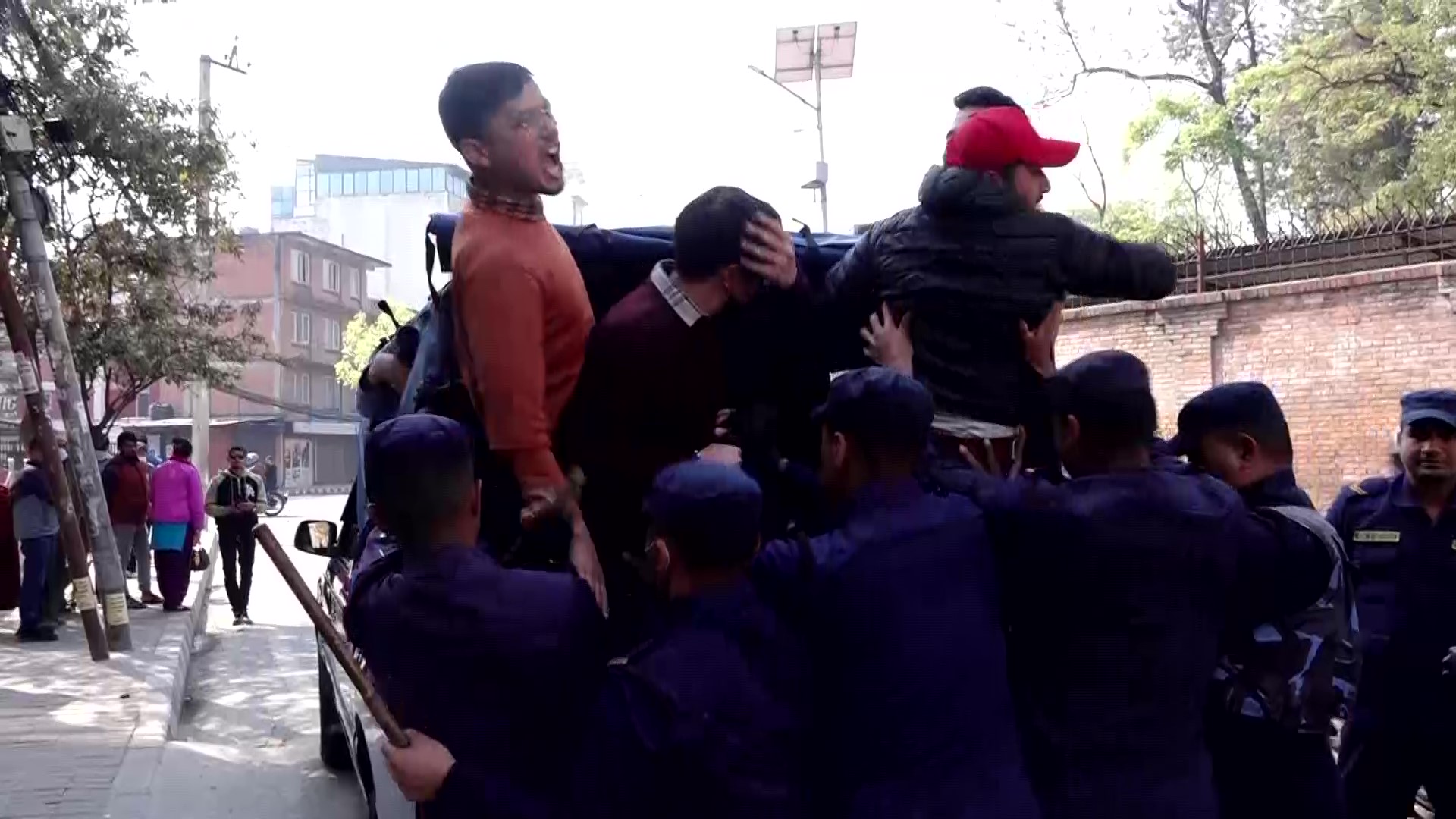 सिंहदरबारको दक्षिण गेटबाट १५ प्रदर्शनकारी नियन्त्रणमा