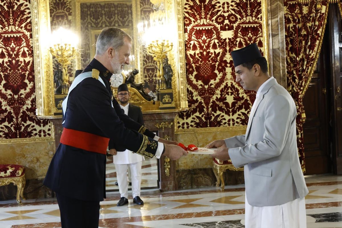 स्पेनका लागि नेपाली राजदूत शनिल नेपालले बुझाए ओहोदाको प्रमाणपत्र