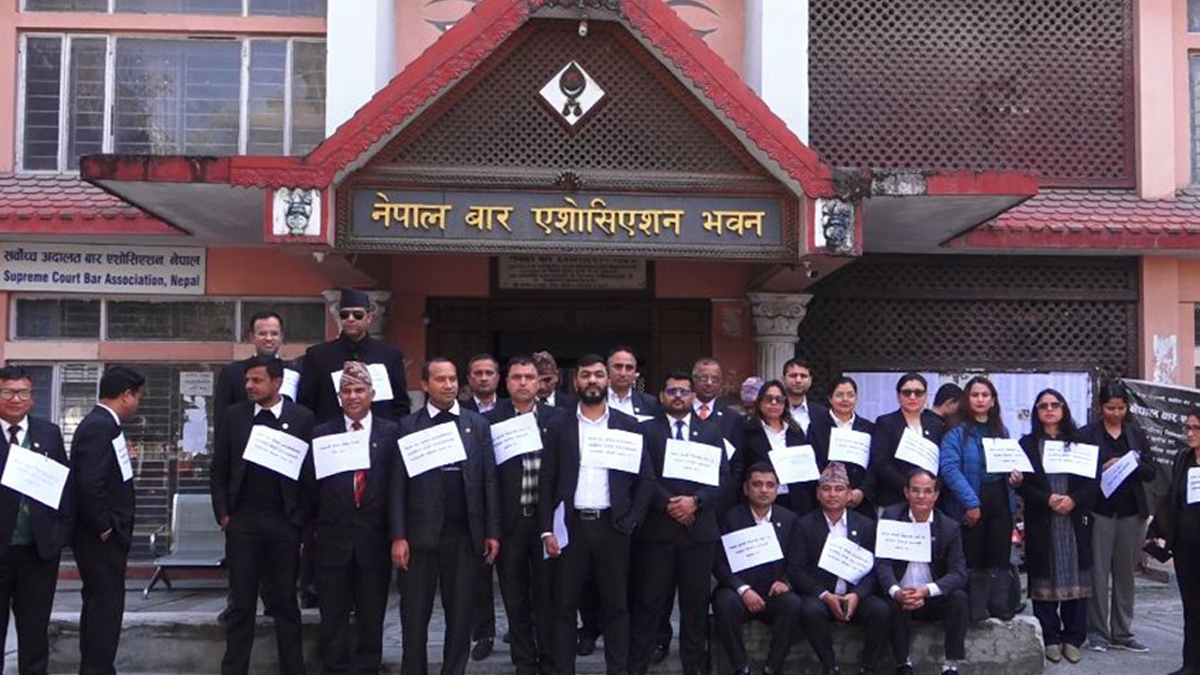 मतदाता नामावलीमा धाँधली भएको भन्दै डिएलएले गर्‍याे केन्द्रीय बार घेराउ 