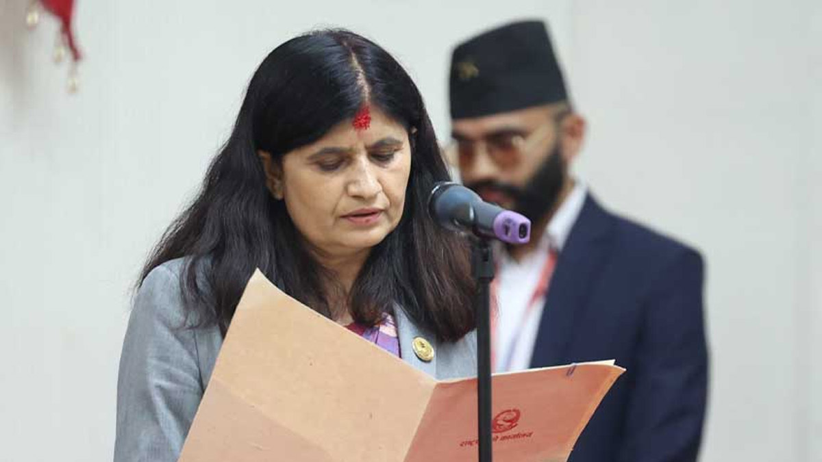 सामान्य प्रशासनमन्त्री न्यौपानेले लिइन् शपथ