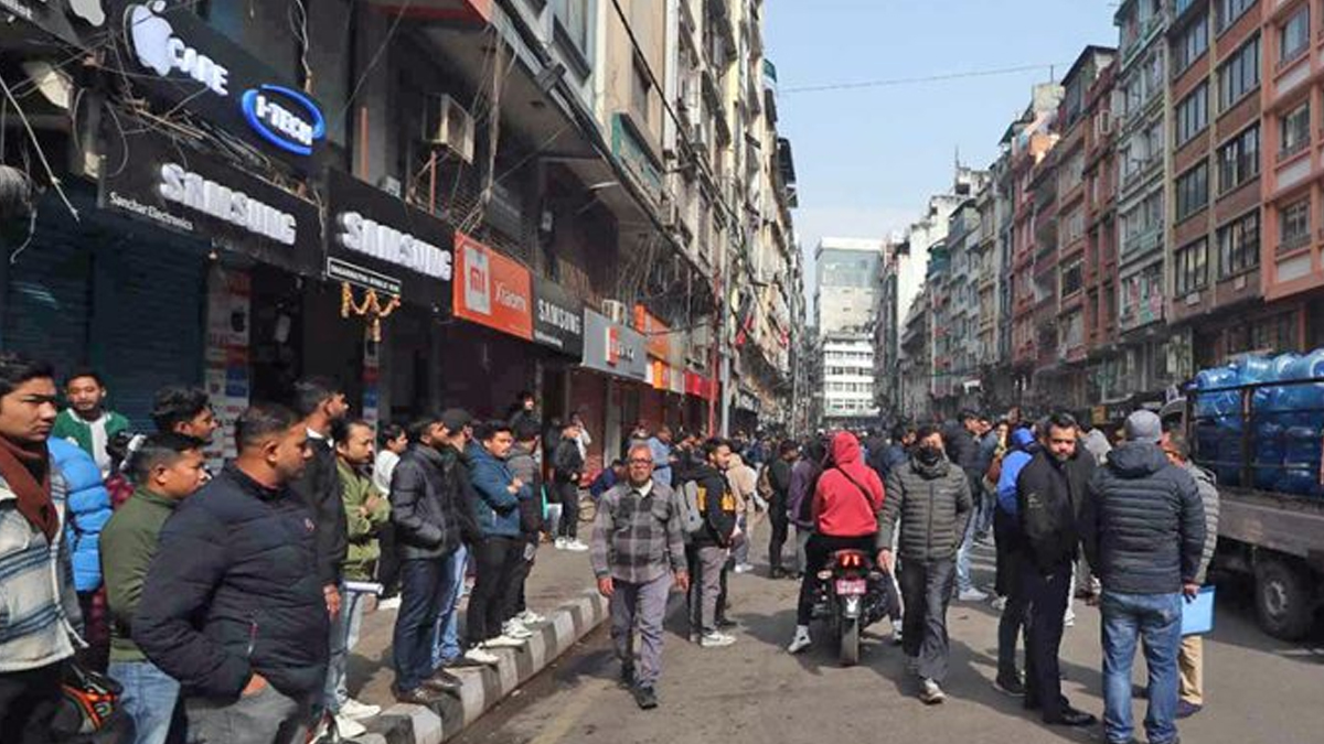 न्युरोड क्षेत्रको सडकमा पार्किङ गर्न रोक लगाएपछि व्यापारीहरु आन्दोलनमा