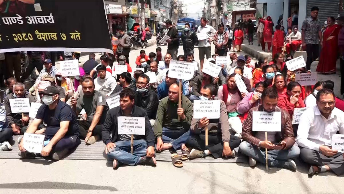 निरा पाण्डे आचार्यको हत्यारा पत्ता लगाउन माग गर्दै प्रदर्शन