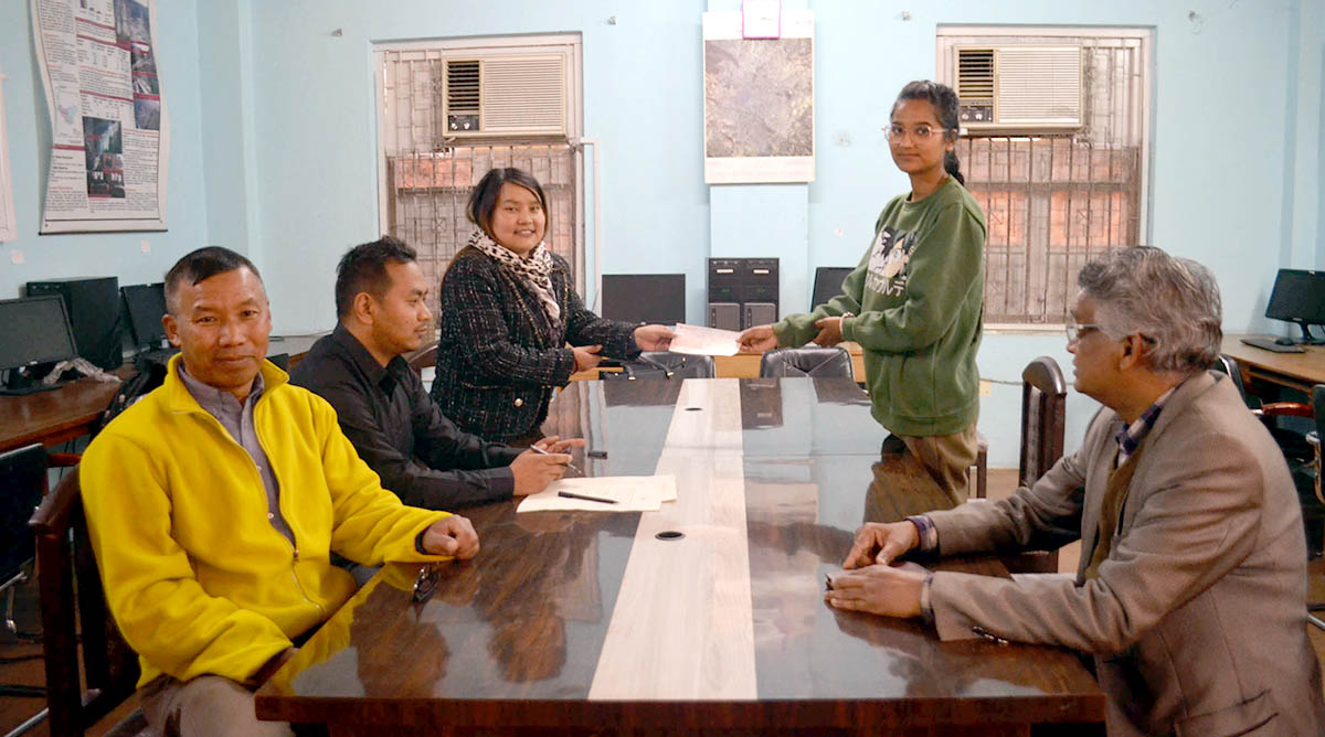 कफी क्लब ललितपुरद्वारा निरिशा अधिकारीलाई ५० हजार राशिको छात्रवृत्ति  