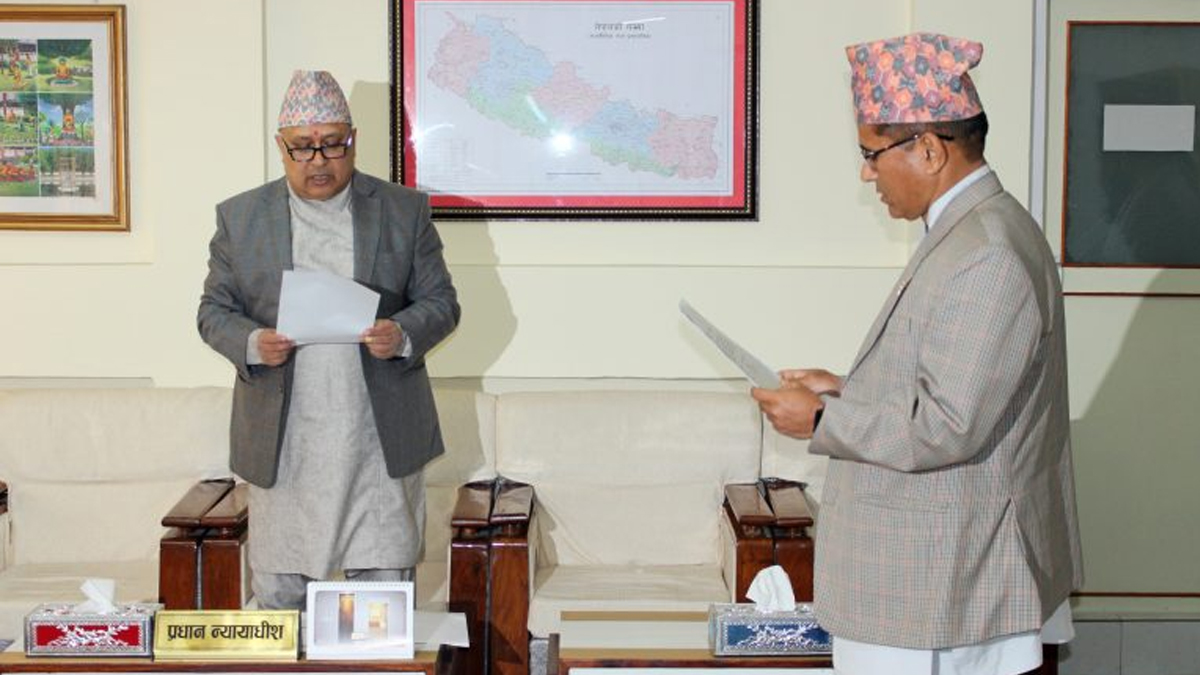 राष्ट्र बैंकको सञ्चालक समिति सदस्यका रूपमा सचिव रायको शपथ