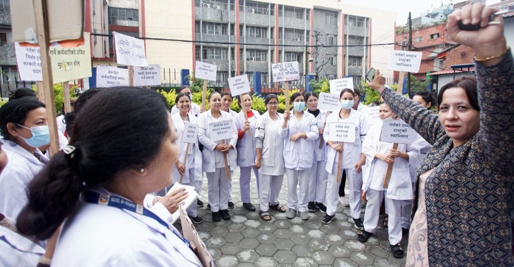 एक महिनादेखि नर्सहरु आन्दोलनमा उत्रेपछि देशभरका स्वास्थ्य सेवा प्रभावित 