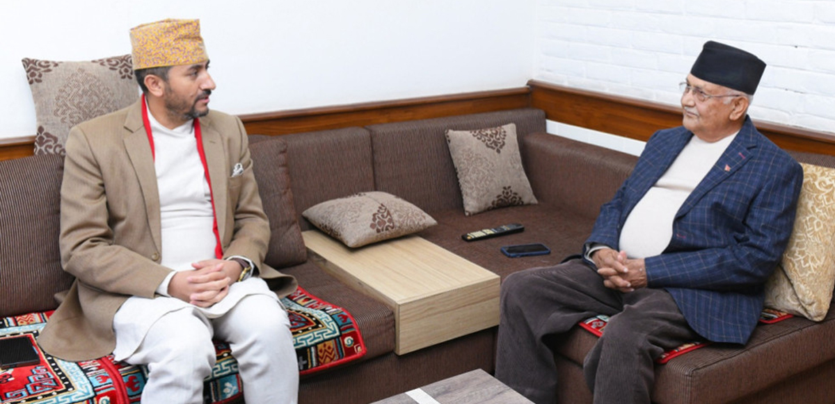 गुन्डु पुगेर सञ्चारमन्त्री खरेलले एमाले अध्यक्ष ओलीलाई भेटे